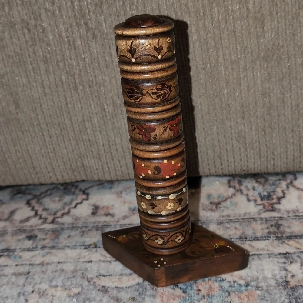 Folk Art Wooden Napkin Rings with Stand (R1)